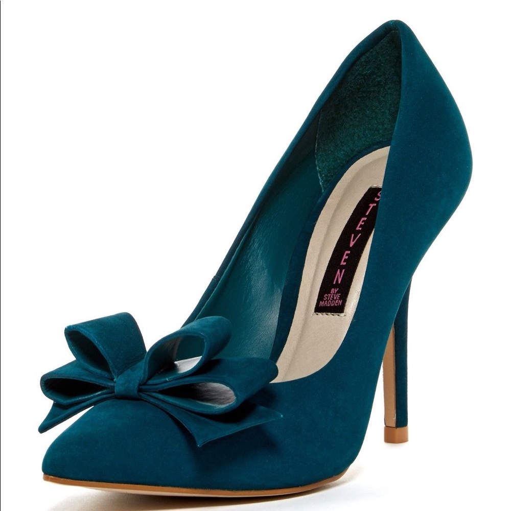 Steve Madden Ravish Bow Pump in Olive